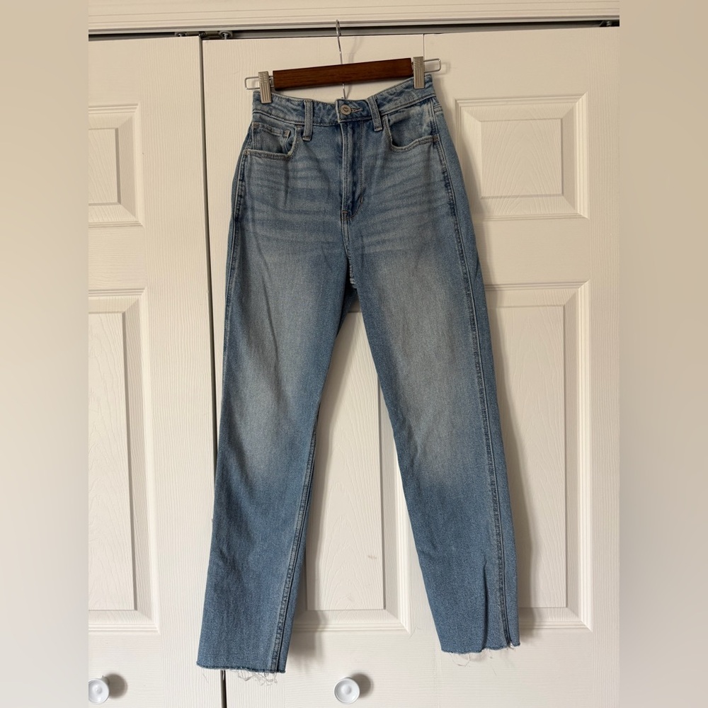 Hollister Women's Ultra High-Rise Mom Jean